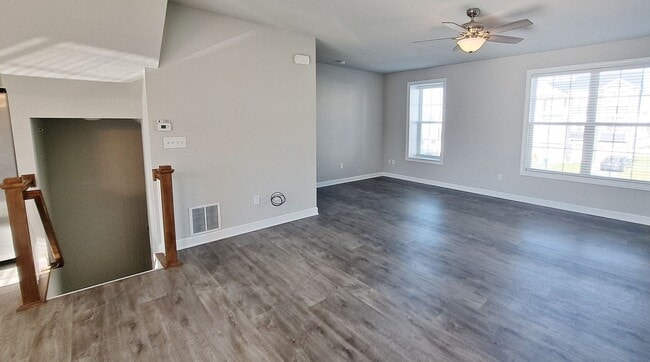 Building Photo - 4 Bed / 2-1/2 Bath Single Family Townhome w/1-Car Garage