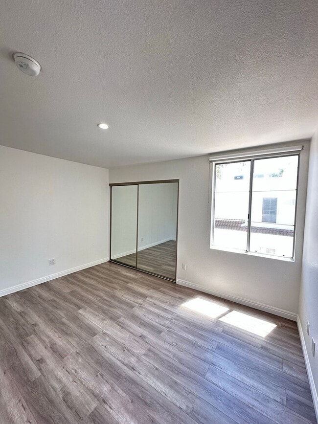 Building Photo - 5455 Sylmar Ave