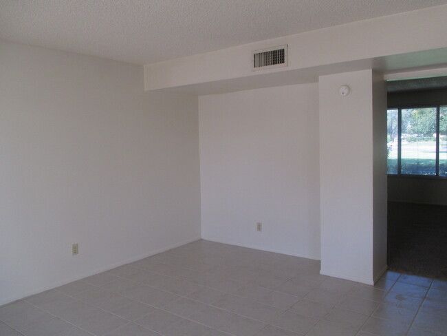 Building Photo - Tempe 3 Bed/1.5 Bath Townhouse w/Community...