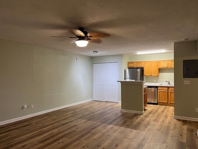 Building Photo - 355 Lakepointe Dr