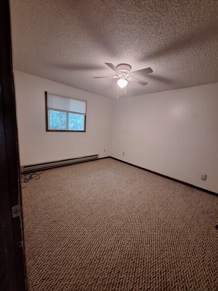 Large bedroom - 1460 Wilson Ave