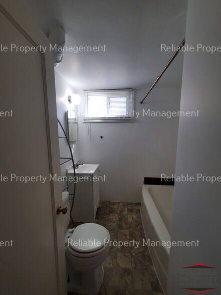 Building Photo - 242 Gladstone St