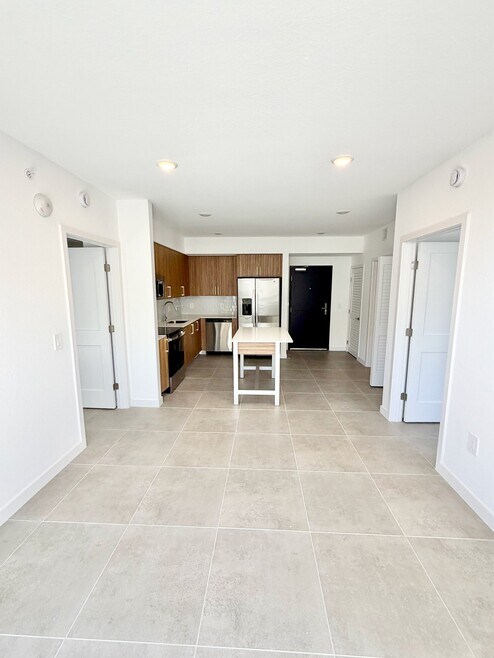 Building Photo - 1940 Van Buren St