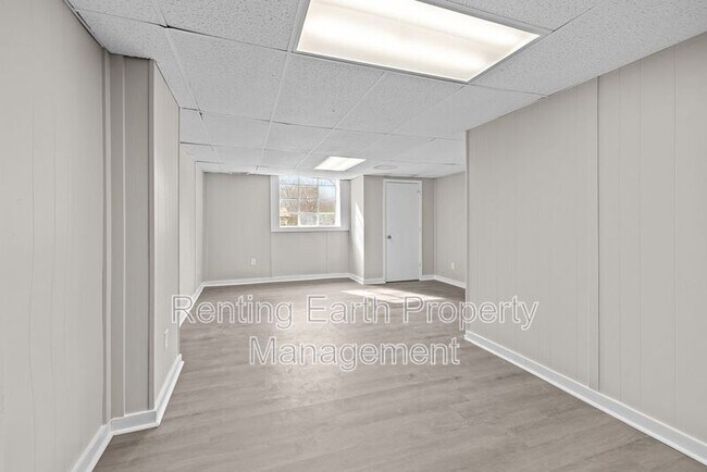 Building Photo - 1321 5 Mile Rd