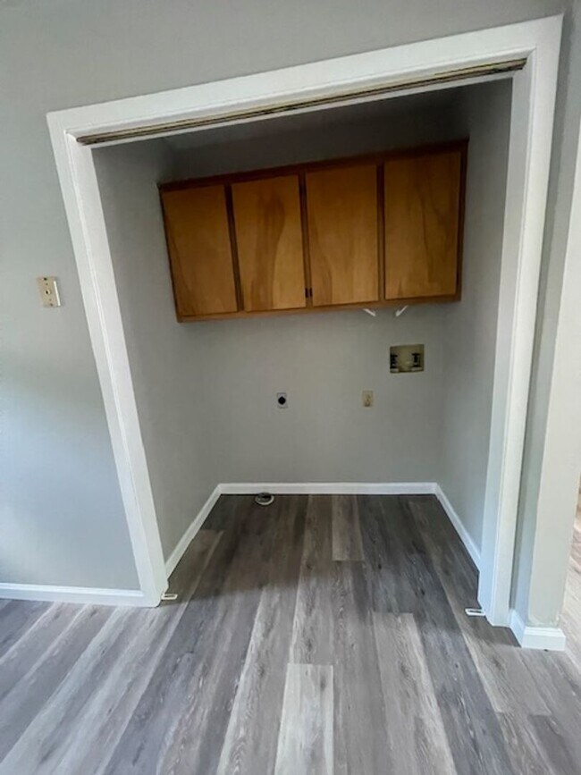 Building Photo - Alcoa City Schools  2 bedroom 2 bath call ...