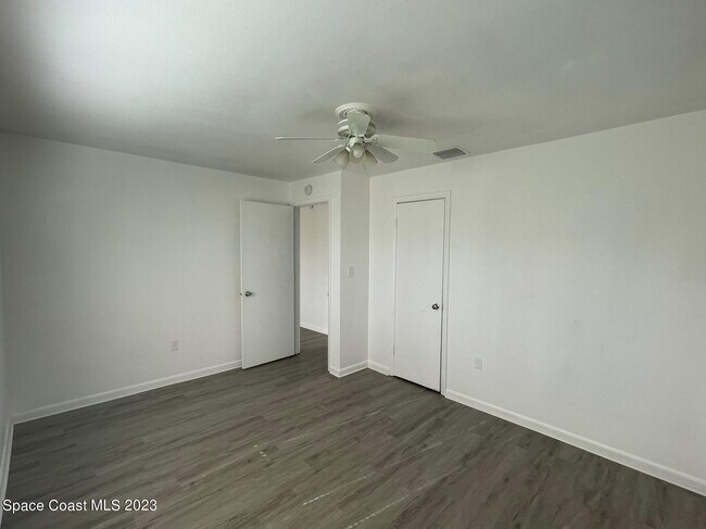 Building Photo - 211 Begonia St