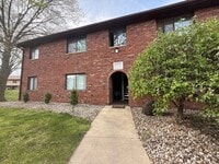 Building Photo - 2BR Urbana Apartment with New Appliances & Back Porch
