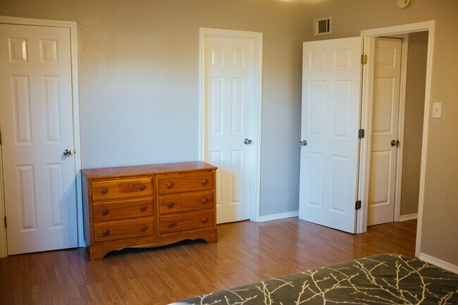 Building Photo - 2021 Bluebonnet Ln.