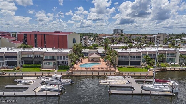 Building Photo - 800 River Point Dr