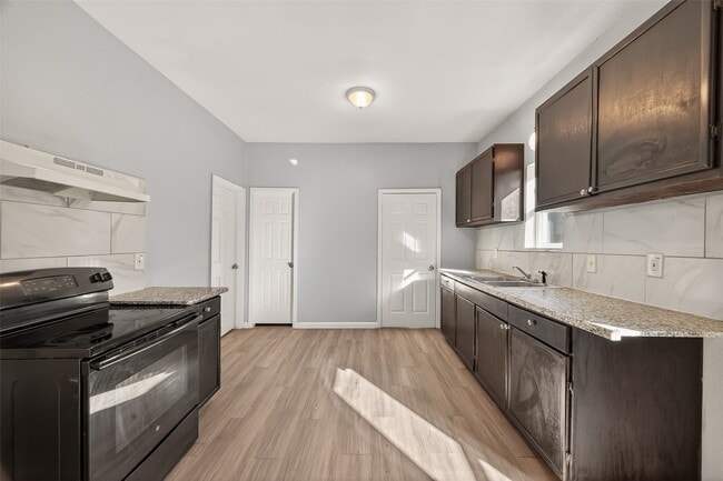 Building Photo - 8211 Parnell St