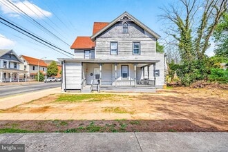 Building Photo - 216 W Division St