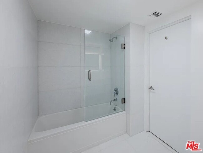 Building Photo - 7062 Hawthorn Ave