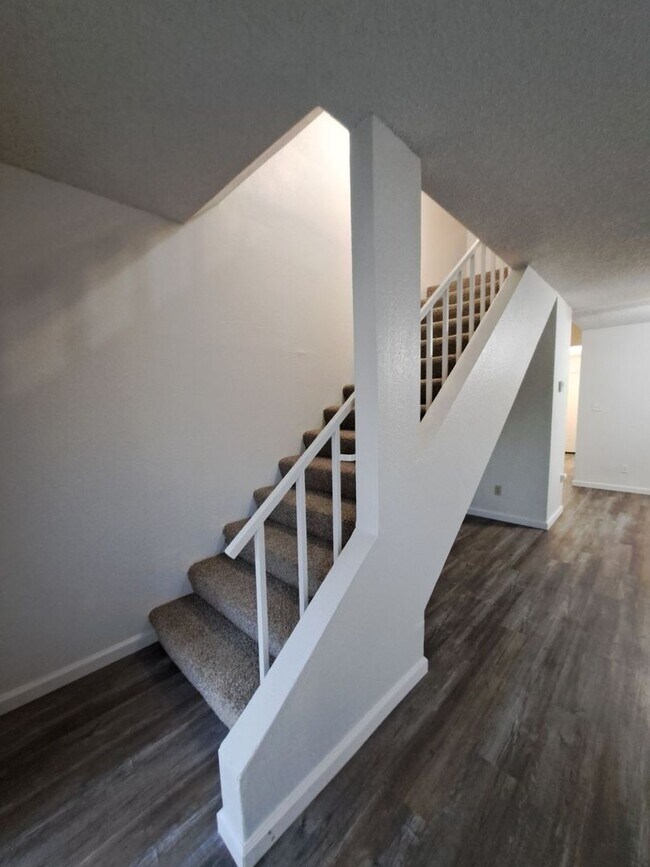 Building Photo - Charming 2-Bedroom Townhome in Fresno – Spacious Layout, Modern Kitchen & Community Amenities!