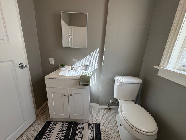 Building Photo - ORIGINAL HARDWOOD FLOORS! 1/2 MONTH OF FRE...