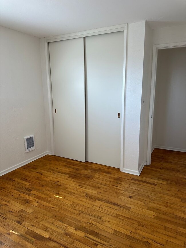 Building Photo - 3 Bedroom 1.5 Bathroom Home WSG Included! ...