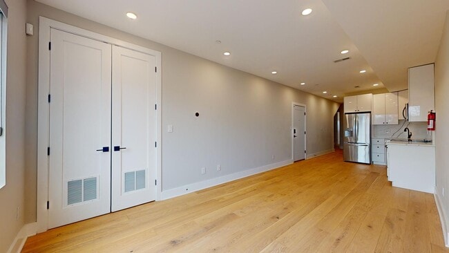 Building Photo - 828 18th St NE