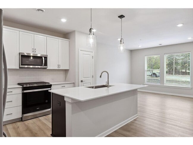 Building Photo - 2438 N Blossom Cir