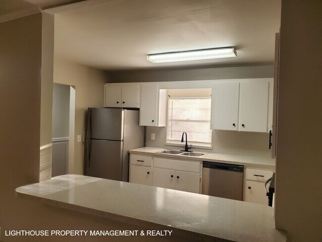 Building Photo - Cozy 2/1 duplex