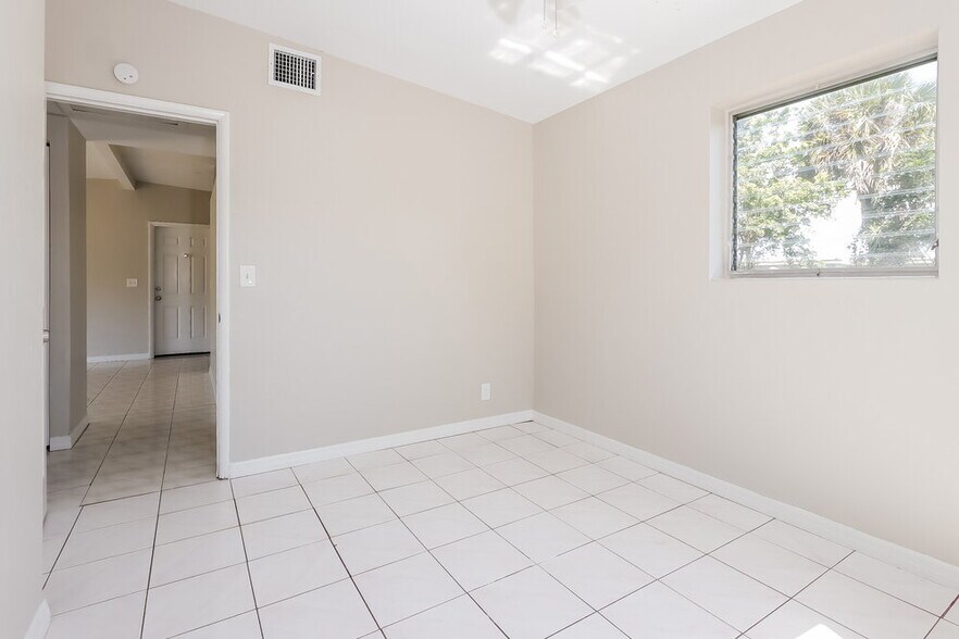 Building Photo - 5641 Honeysuckle Dr