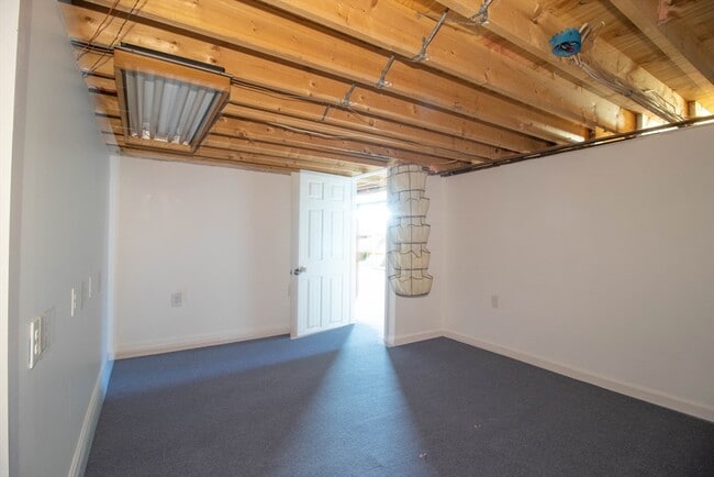 Building Photo - 59 Brookbend Way E