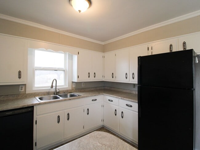 Building Photo - Rental with Country Setting!