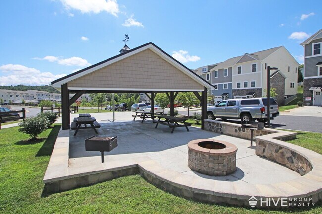 Building Photo - Beautiful End-Unit Townhouse with Pond Vie...