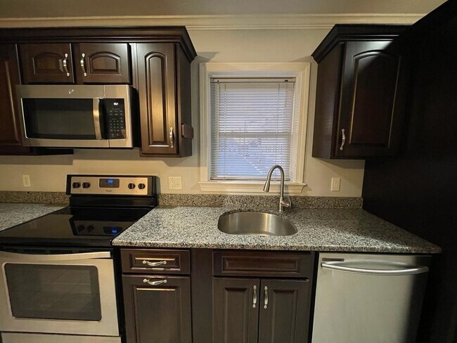 Building Photo - 114 Walnut St