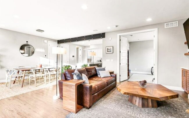 Building Photo - Beautiful 4 bedroom 3 bathroom property in Jefferson Park Denver