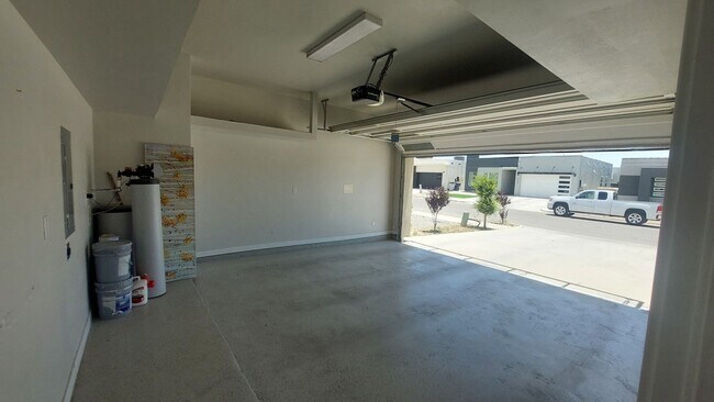 Building Photo - Beautiful 4 bedroom 2.5 bathroom home! READY NOW