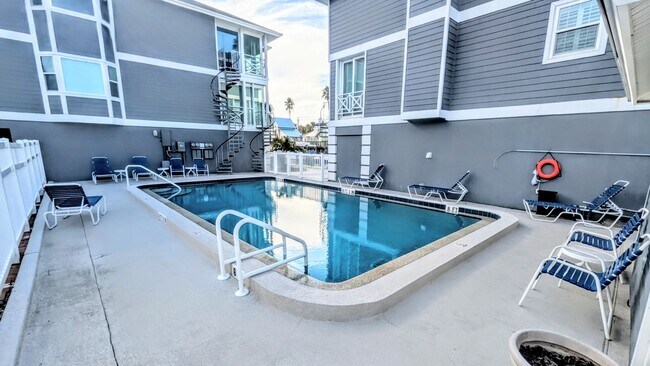 Building Photo - SEASONAL 2/2 coastal-inspired luxury condo with bay view, and boat slip