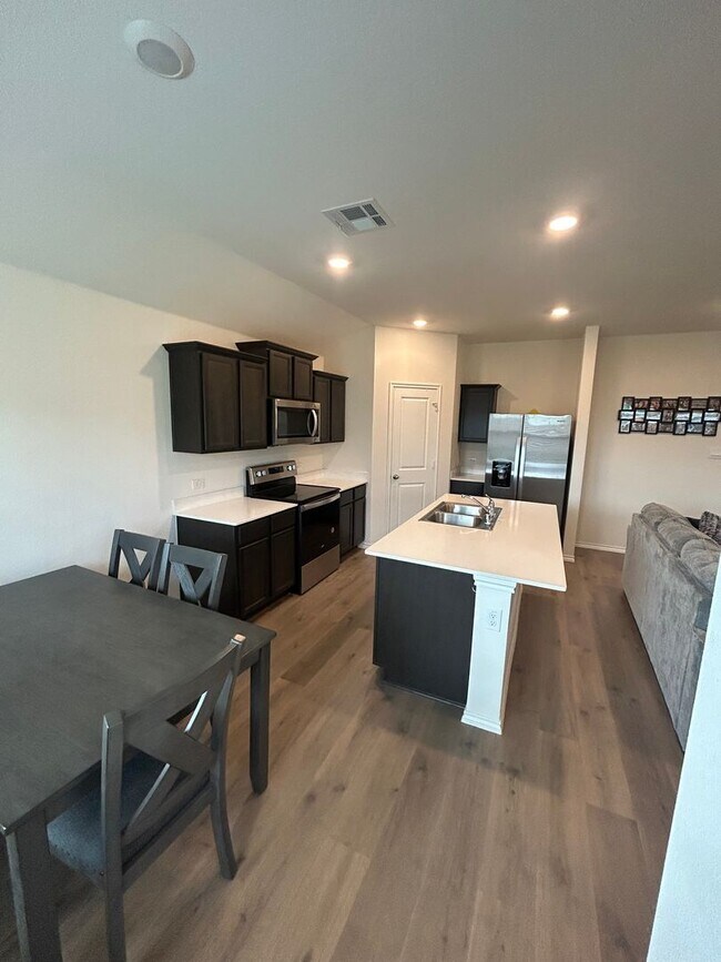 Building Photo - 3 Bedroom 2 Bath
