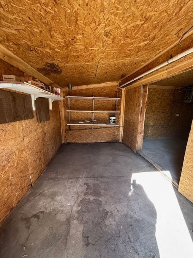 Building Photo - Adorable 4 Bedroom 2 Bathroom Single Famil...
