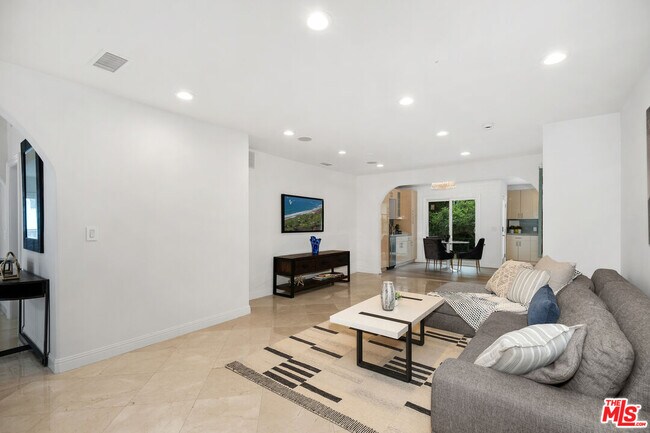Building Photo - 465 N Kilkea Dr