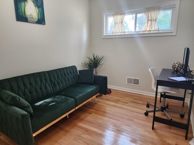 Building Photo - 2464 Greenfield Rd