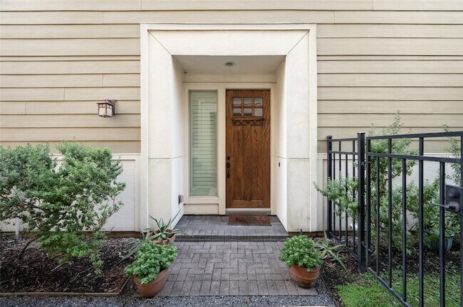 Building Photo - 2423 Beall St