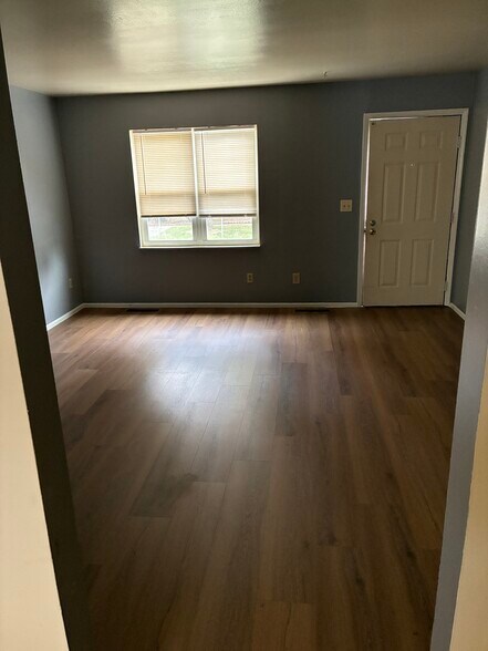 living rm view to f door exit - 3946 La Rosa Dr