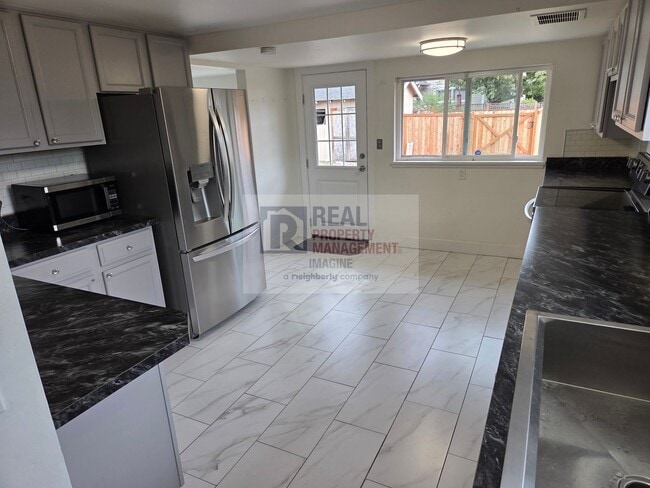 Building Photo - Check out this beautiful 4 bedroom, 2 bath...