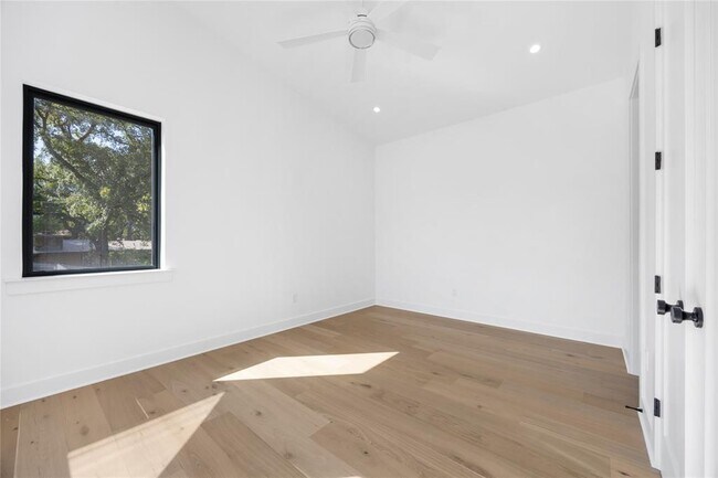 Building Photo - 2905 Westhill Dr