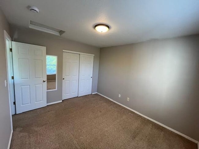 Building Photo - $500 Off first full month!!  3 Bedroom 2.5...