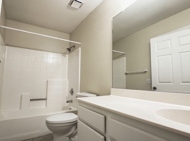 Building Photo - 10665 Cherry Hills Dr
