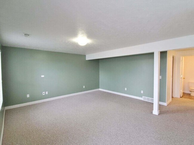 Building Photo - 2-3 Bd 2.5 Bath Townhome in Draper