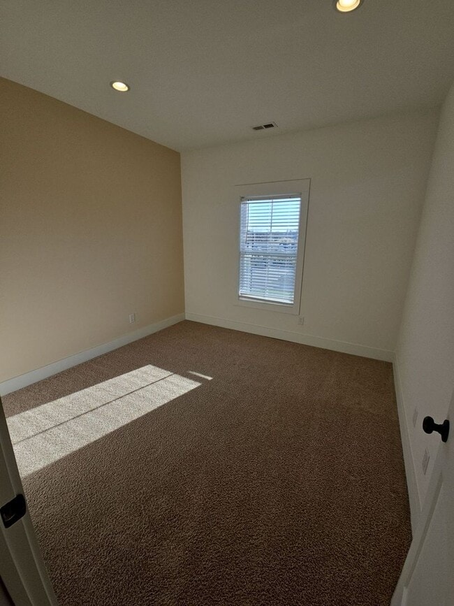 Building Photo - 4-Bedroom HOA Townhome with Pool Access Near Downtown Cookeville