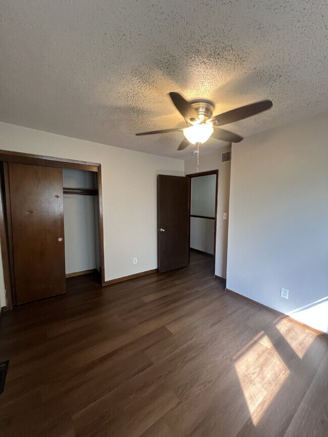 Building Photo - 2 Bedroom Duplex on South Side of Des Moin...