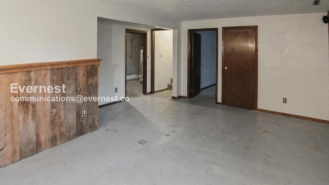 Building Photo - 4 Bed/2 Bath Home with Fenced Yard & Garage / Available Soon!