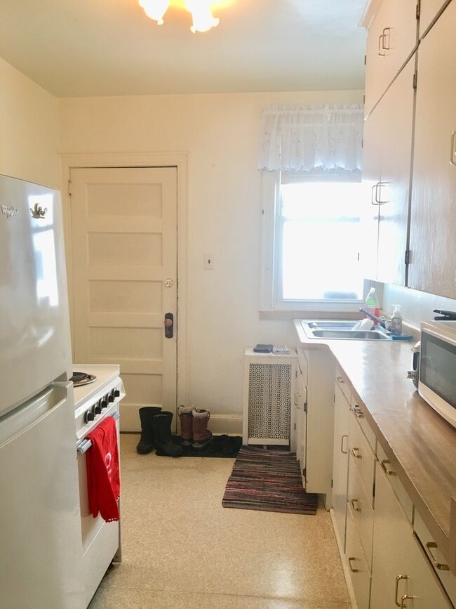 Building Photo - 908 E 4th St