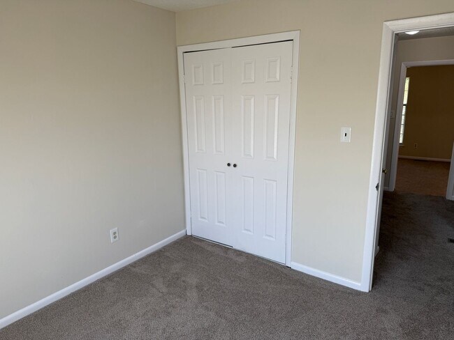 Building Photo - WINDSOR OAKS WEST - Three Bedroom Townhome
