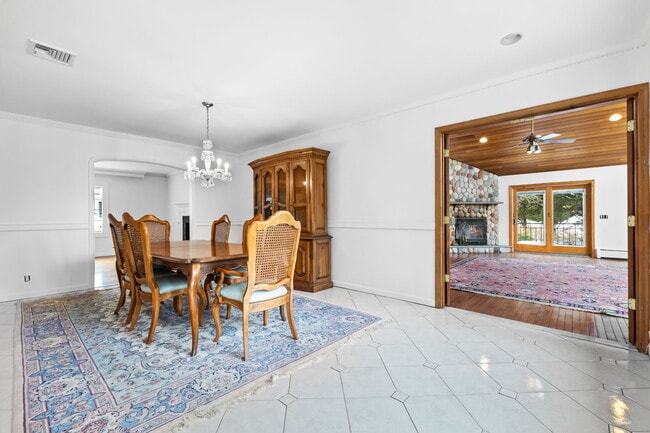 Building Photo - 115 Stonehedge Dr N