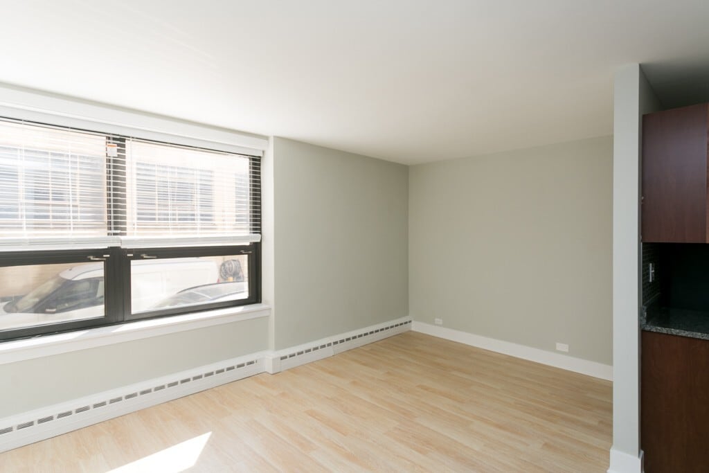 Building Photo - 450 W Wellington Ave