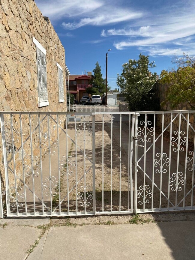 Building Photo - 613 Olson St