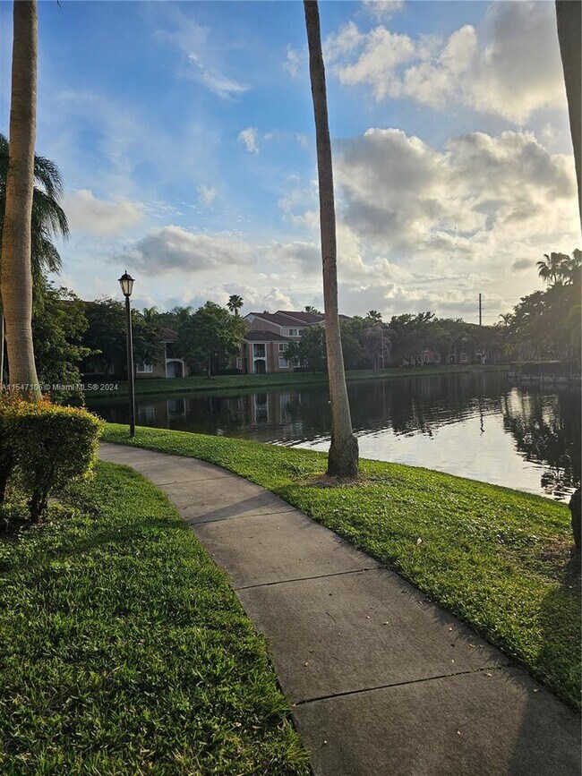 Building Photo - 4832 N State Rd 7